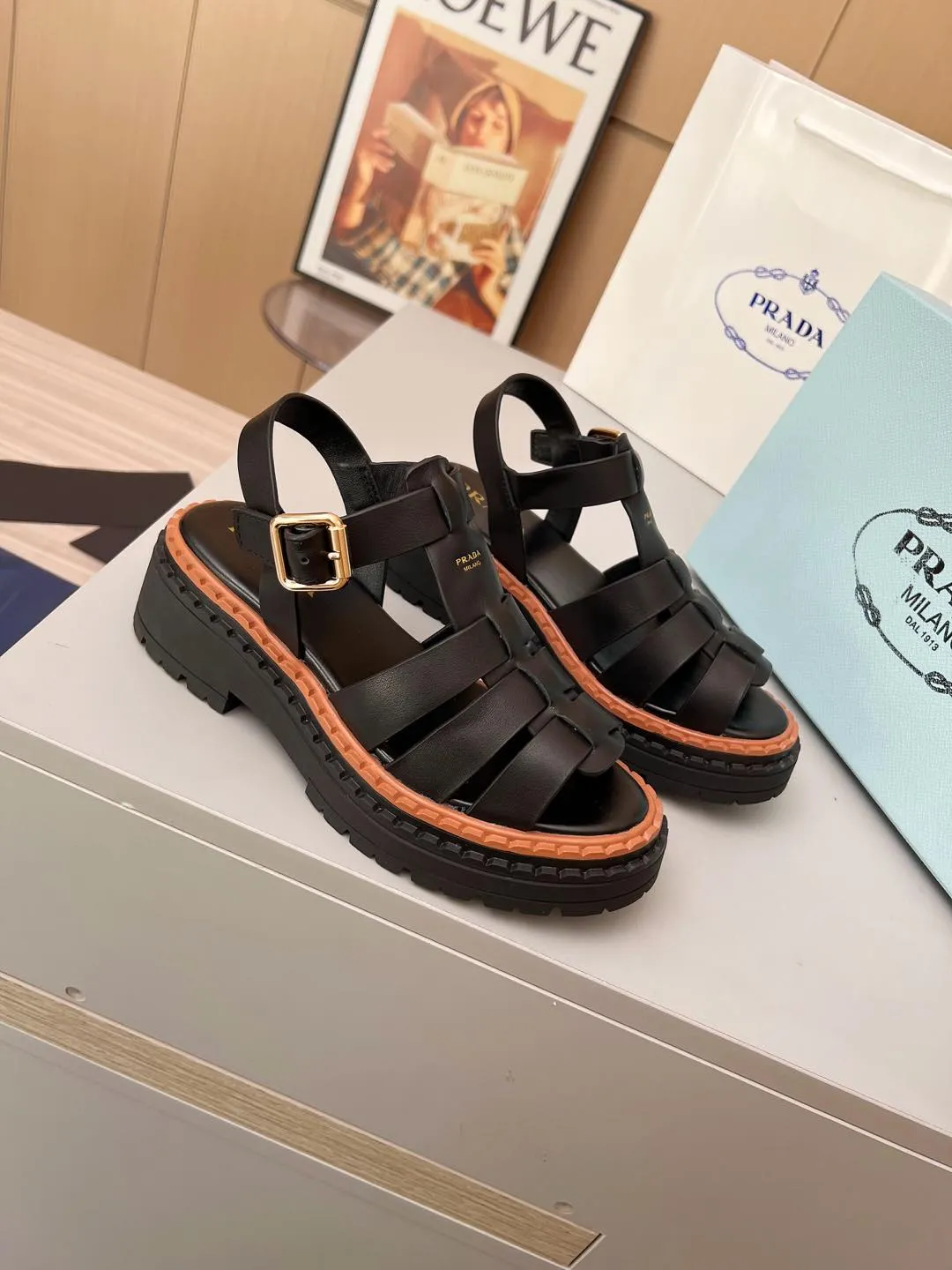👟👟Ex-factory price 420👟👟 PRADA/Prada 25ss new spring and summer sandals. The simple design is probably the most popular thing about it. It is not the kind that is found on the street. It has its own brand personality. The fabric is made of calfskin and the lining is mixed sheepskin. Heel height: 4.5cm Size: #35-41 (35 41 custom-made is not returnable)